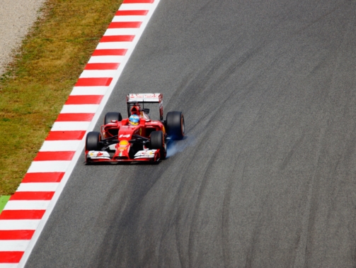 car-racing-1404041_1920